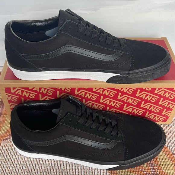 Vans Men’s Old Skool
(Mono Bumper) Black/True
VN0A38G1Q9C
Sneakers - Picture 3 of 16